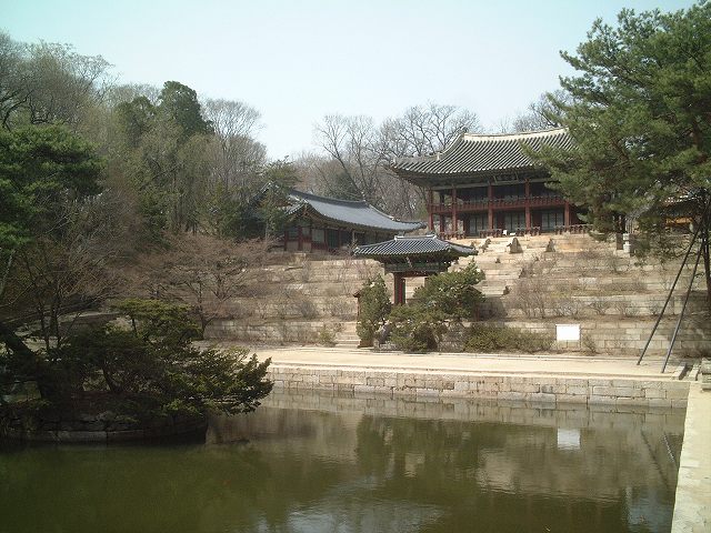 韓国・ソウル・昌徳宮・秘苑・芙蓉池と魚水門(中)と宙合楼(右)の写真の写真