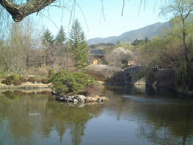 韓国・仏国寺・入り口にある池の写真の写真