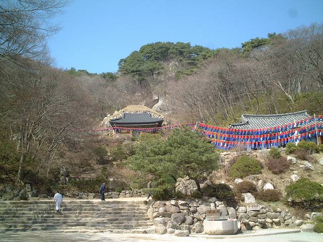 韓国・石窟庵・石窟庵 は一番奥にあるの写真の写真