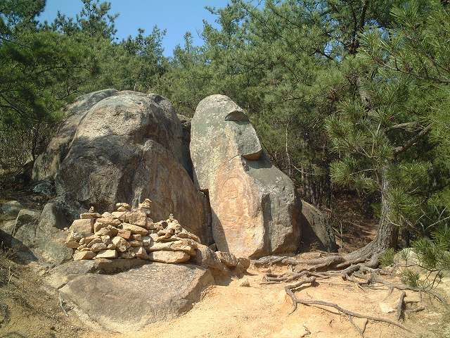 韓国・慶州・仏像が彫られている石の写真の写真