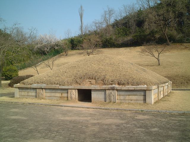 韓国・慶州・九政洞方形墳の写真の写真