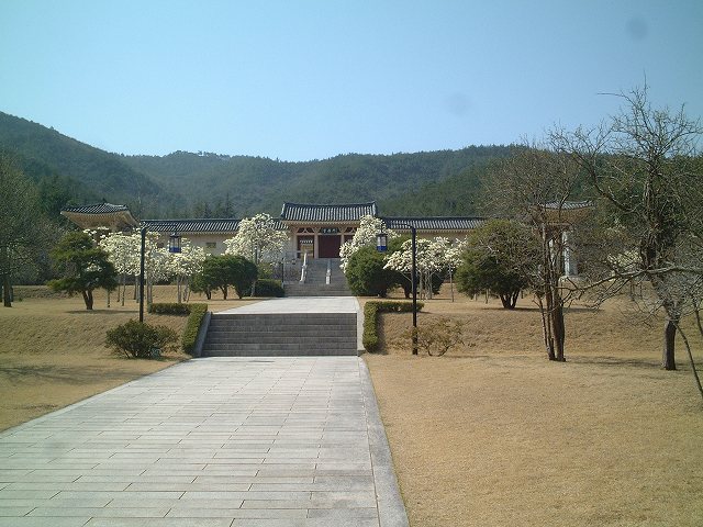 韓国・慶州・統一殿・興国門をくぐると誓願門が見えるの写真の写真