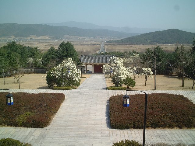 韓国・慶州・統一殿・興国門が見えるの写真の写真