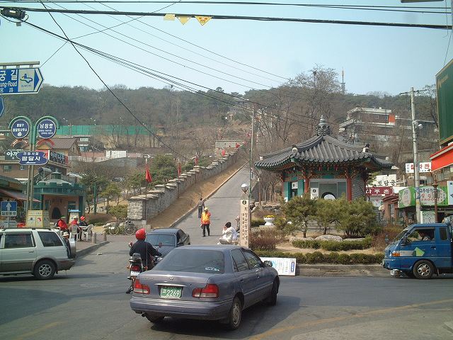 韓国・水原・華城・八達門を超えると坂道が続くの写真の写真