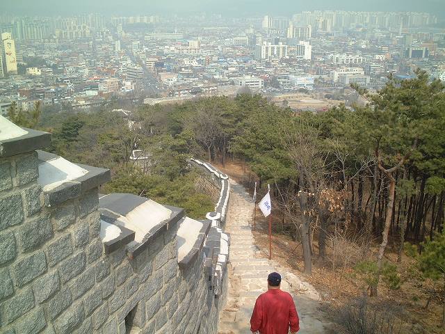 韓国・水原・華城・まるで万里の長城のような城壁の写真の写真