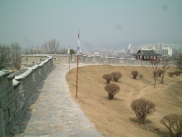 韓国・水原・華城・奥に西北角楼が見えるの写真の写真