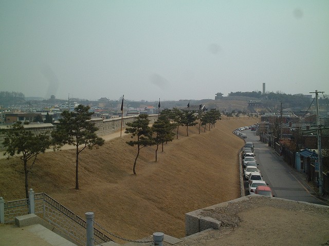 韓国・水原・華城・城壁の外の街の写真の写真
