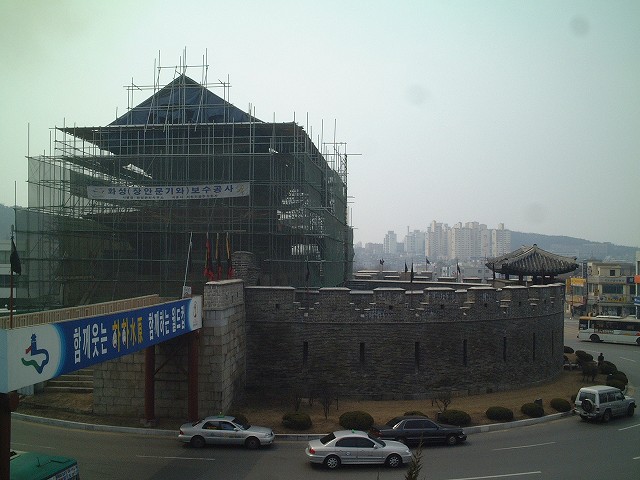 韓国・水原・華城・修復中の長安門の写真の写真