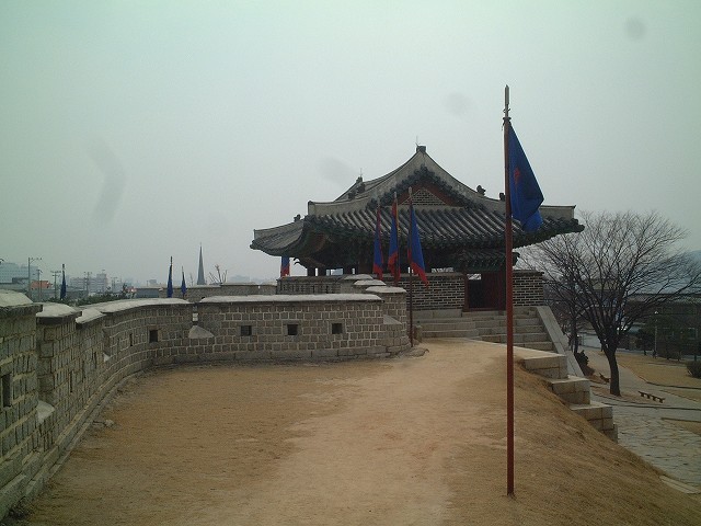 韓国・水原・華城・蒼竜門の屋根が見えるの写真の写真