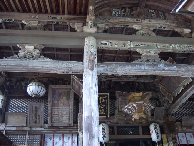 岡寺・本堂の柱の彫刻の写真の写真
