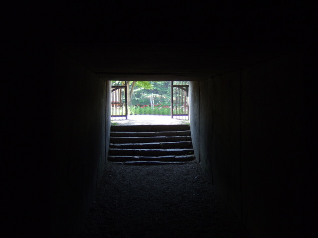 特別史跡・文殊院西古墳・古墳の内部から外の眺めの写真の写真