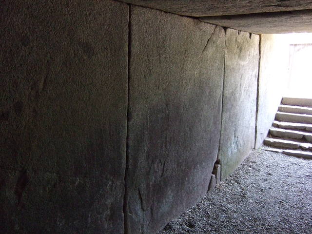 特別史跡・文殊院西古墳・壁も大きな一枚岩の写真の写真