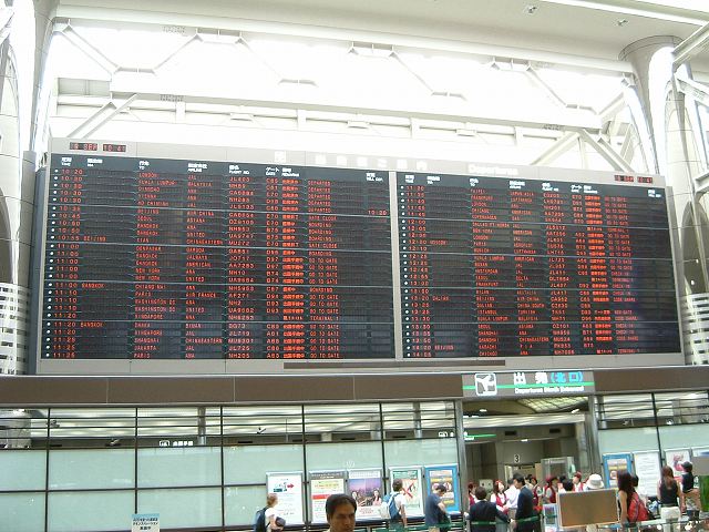 成田空港・出発案内板の写真の写真