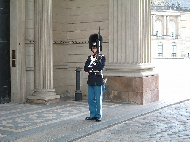 デンマーク王国・アマリエンボー宮殿を護る衛兵の写真の写真