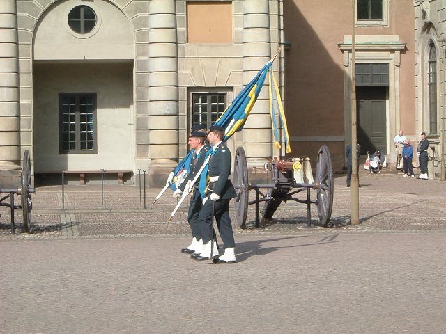 スェーデン王国・旗を持つ衛兵の写真の写真