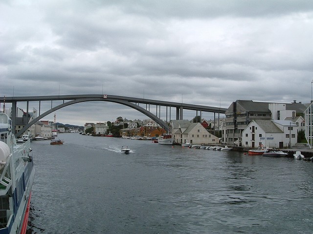 スタバンガー〜ベルゲン・大きな橋をくぐるの写真の写真