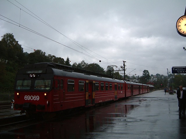 ヴォス・ヴォス駅に停車する列車の写真の写真