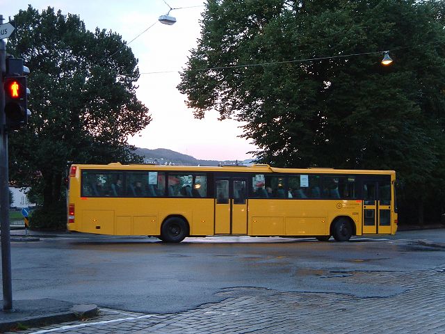 ベルゲン・横から見た路線バスの写真の写真