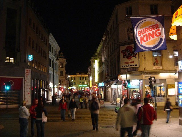 オスロ・夜のカール・ヨハン通りの写真の写真
