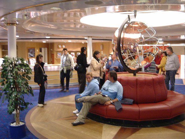 船(DFDS)・まるでホテルのロビーの写真の写真