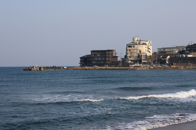 三国港突堤・海に突き出すホテルの写真の写真