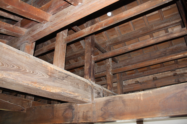 丸岡城・天守閣の天井の木組みの写真の写真