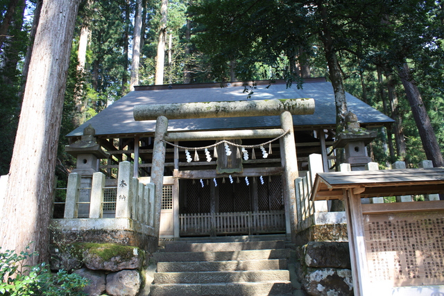 須波阿須疑神社・鳥居と本殿の覆屋の写真の写真