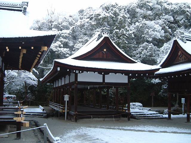 世界遺産・京都・賀茂別雷神社・左から拝殿・舞殿・土屋の写真の写真