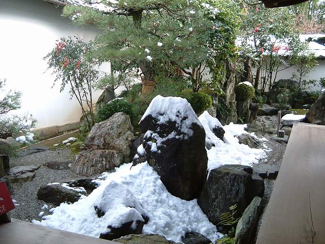 史跡・特別名勝・京都・大徳寺・大仙院・島を大きな石で、水の流れを小石で表現の写真の写真