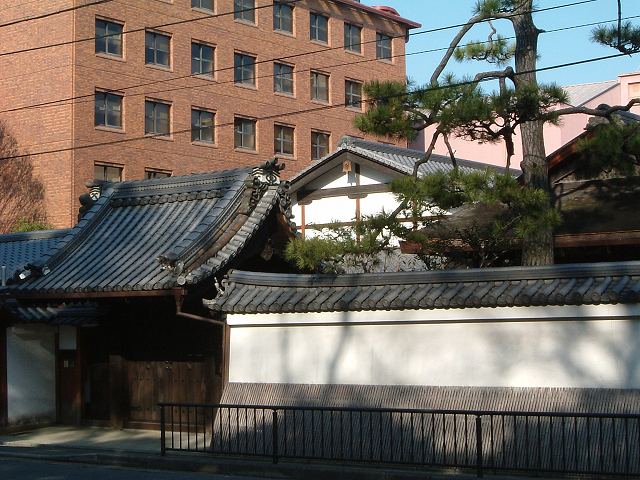 京都・冷泉家住宅・表門と塀の写真の写真