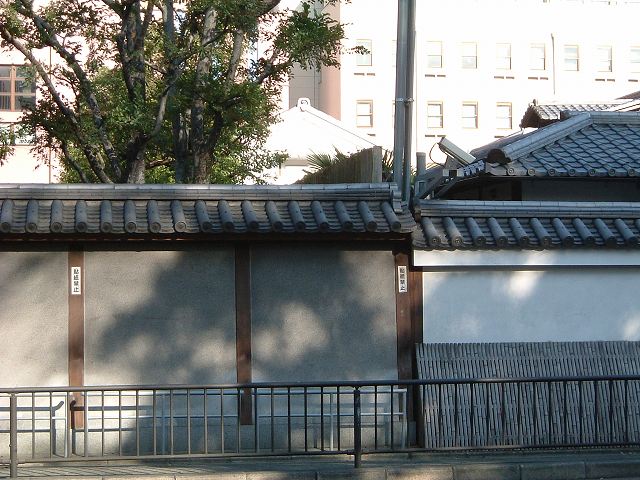 京都・冷泉家住宅の塀の写真の写真