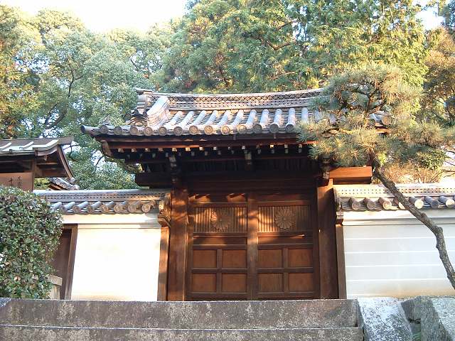 京都・菊の紋入りの門の写真の写真