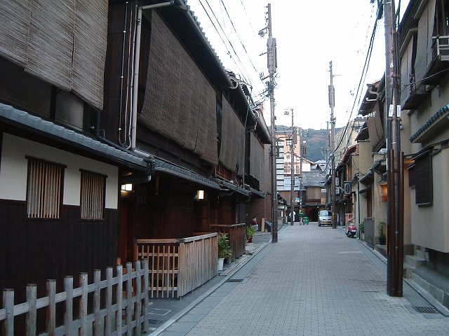 重要伝統的建造物群保存地区・京都・2回にはすだれがかかる祇園の写真の写真