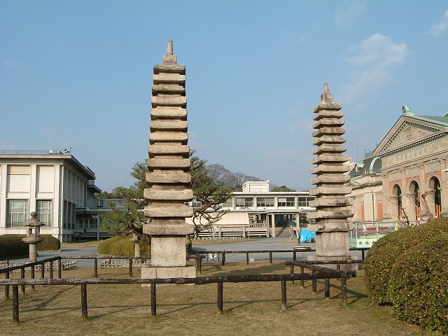 京都・京都国立博物館・馬町十三重石塔の写真の写真