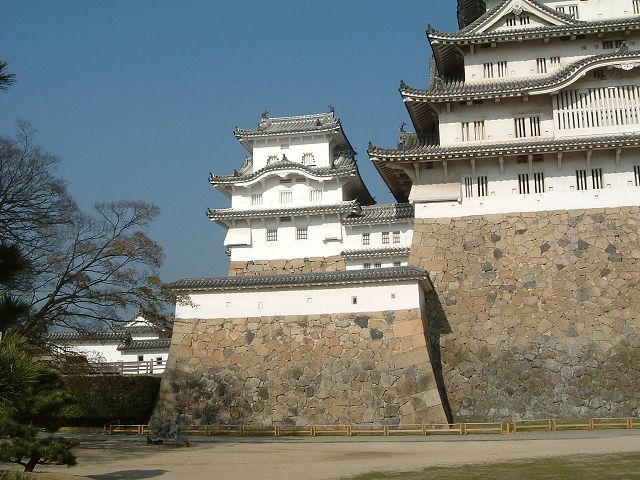 世界遺産・特別史跡・姫路城・西小天守は土台が建物と同じくらいの高さの写真の写真