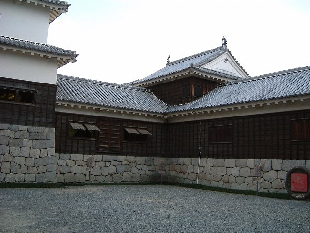 松山・松山城・左から小天守・南隅櫓・十間廊下の写真の写真