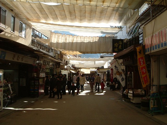 宮島の商店街・屋根で覆われているの写真の写真