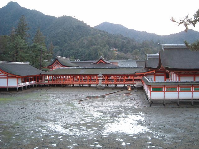 世界遺産・宮島・厳島神社・引き潮のときの本殿の写真の写真