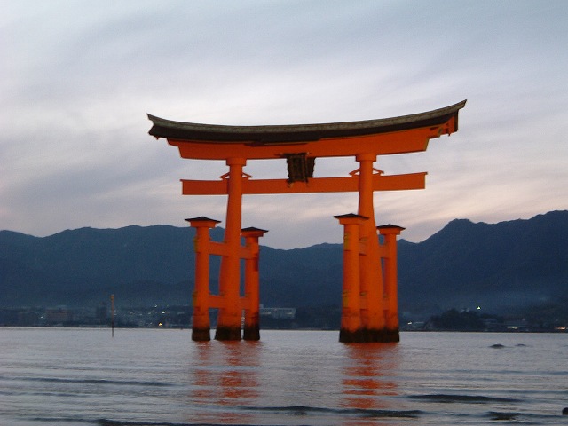 世界遺産・宮島・厳島神社・夕方の大鳥居の写真の写真