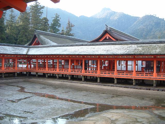 世界遺産・特別名勝・特別史跡・宮島・厳島神社東廻廊と本殿の屋根の写真の写真
