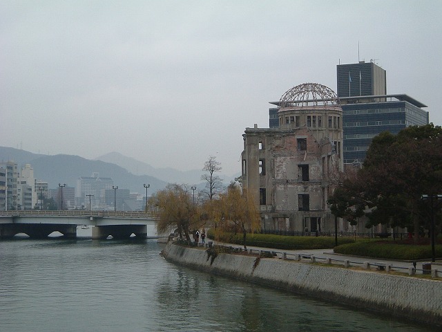 世界遺産・広島・元安川の川岸に立つ原爆ドームの写真の写真