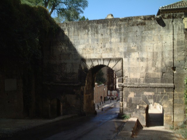 世界遺産・グラナダ・アルハンブラ宮殿・グラナダスの門の内側から外側を見るの写真の写真
