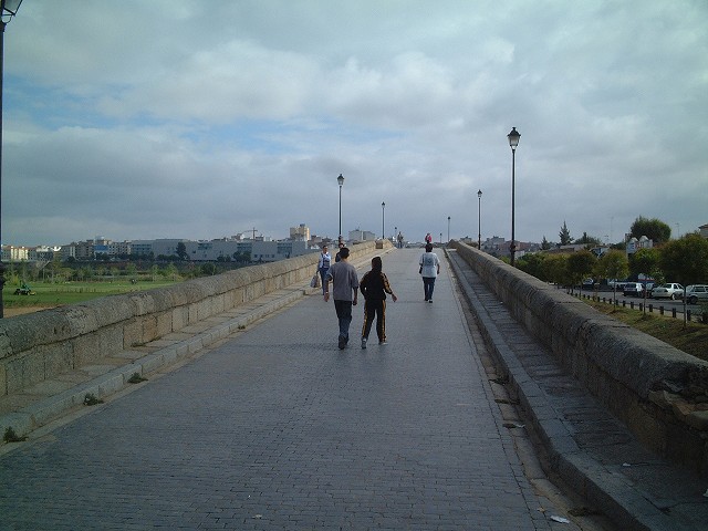 世界遺産・メリダ・ローマ橋を渡るの写真の写真