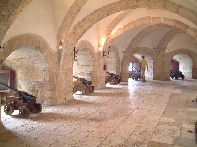 リスボン・大砲が並ぶ回廊の写真の写真
