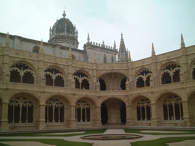 リスボン・ジェロニモス修道院の中庭の写真の写真