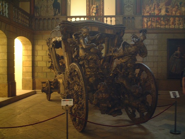 リスボン・国立馬車博物館・装飾が特徴的な馬車の写真の写真