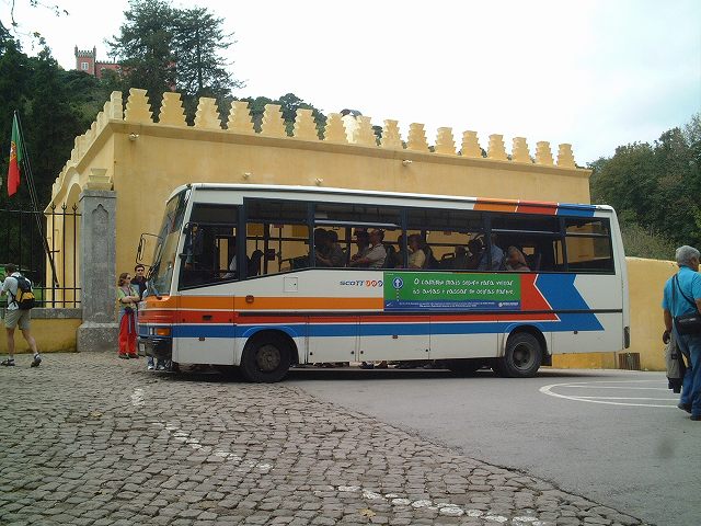 シントラ・ぺナ宮に停車するバスの写真の写真