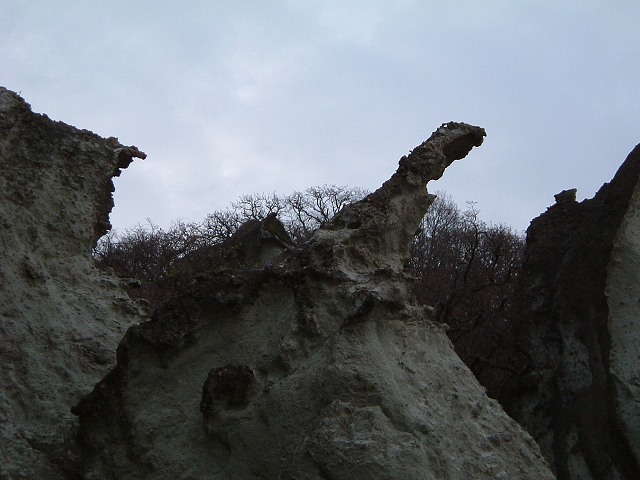 仏ヶ浦・今にも壊れそうな岩の写真の写真