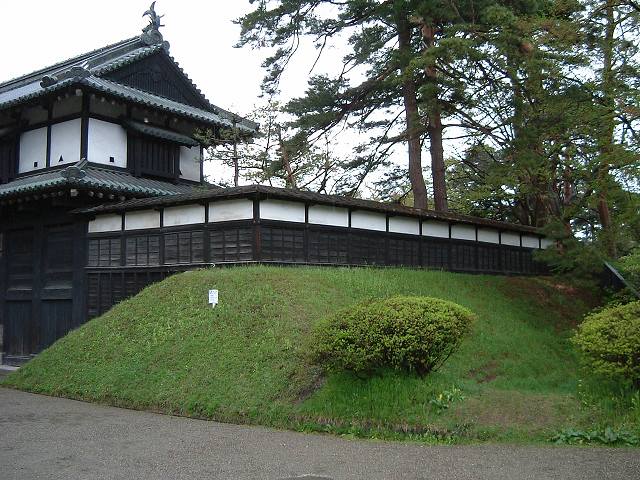 弘前・弘前城・外側から見る弘前城三の丸追手門板塀の写真の写真