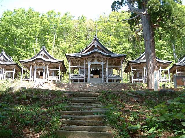 男鹿・正面から見る赤神神社の五社堂の写真の写真